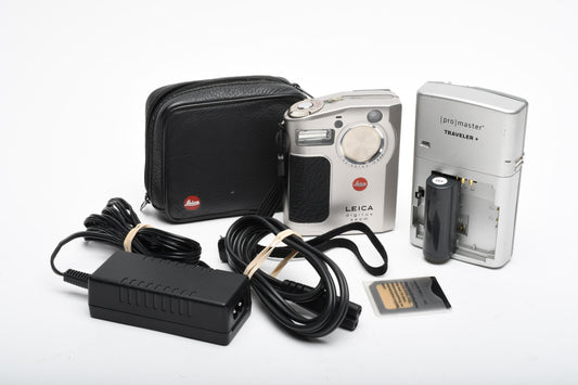 Leica Digilux Zoom 1.5MP Digital Camera w/batt, charger, 8MB card, manual, case+