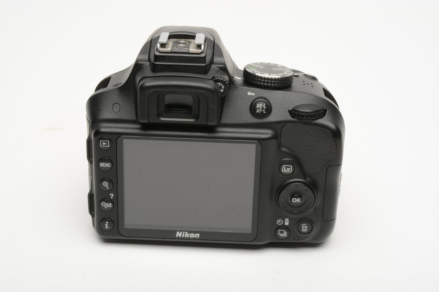 Nikon D3300 DSLR w/18-55mm zoom 2Batts, charger, strap, Only 6698 Acts!!