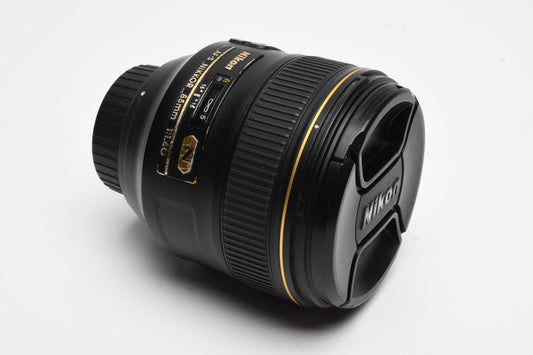 Nikon Nikkor 85mm f1.4G lens w/Caps, Box, Very sharp!