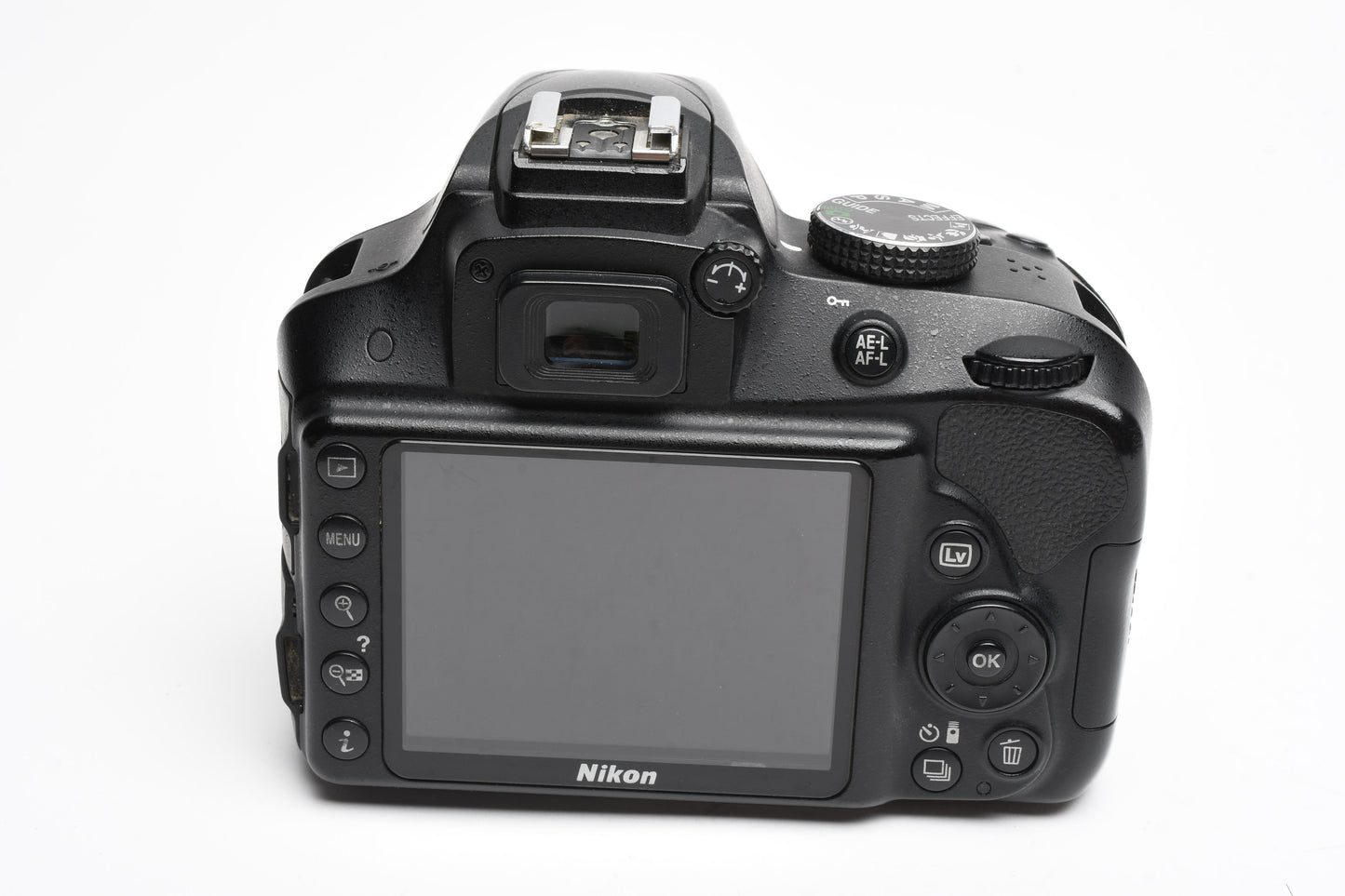 Nikon D3300 DSLR w/18-55mm zoom Batt, charger, strap, Only 15,380 Acts