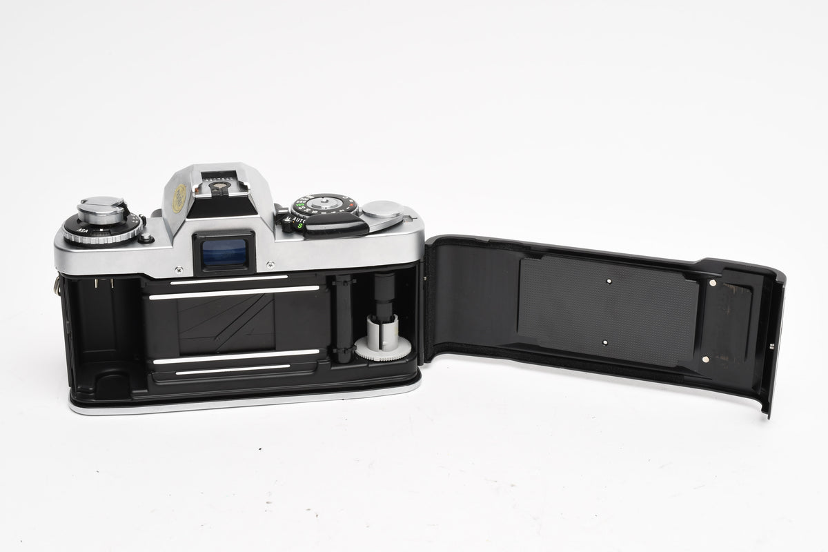 Minolta XD5 35mm SLR w/50mm f1.7 MD lens, New Seals, Strap