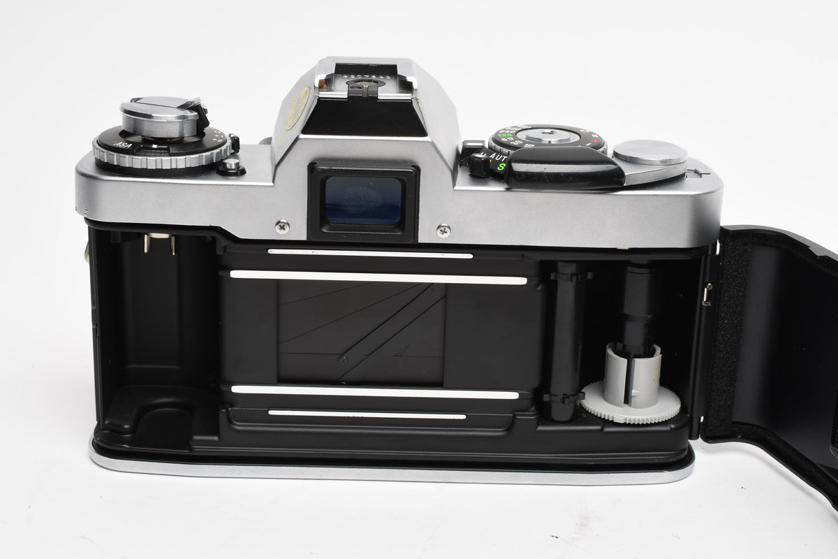 Minolta XD5 35mm SLR w/50mm f1.7 MD lens, New Seals, Strap