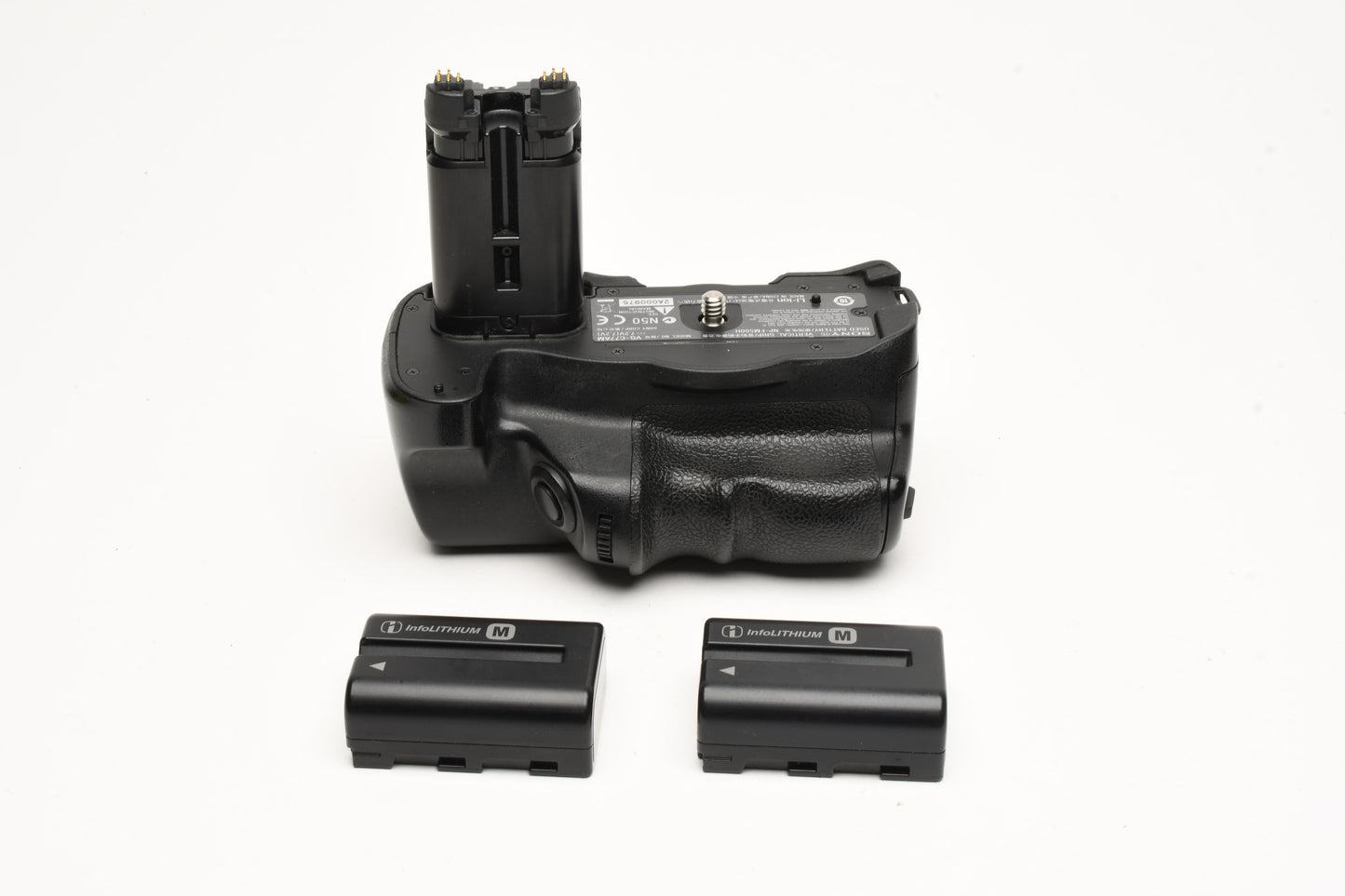 Sony VG-C77AM Battery grip + 2X Sony batteries, Light use, very clean
