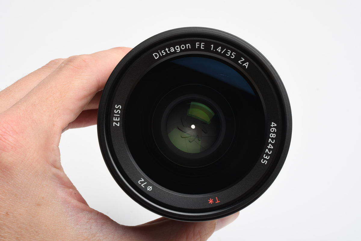 Sony Zeiss FE 35mm f1.4, Caps, Very clean and sharp!