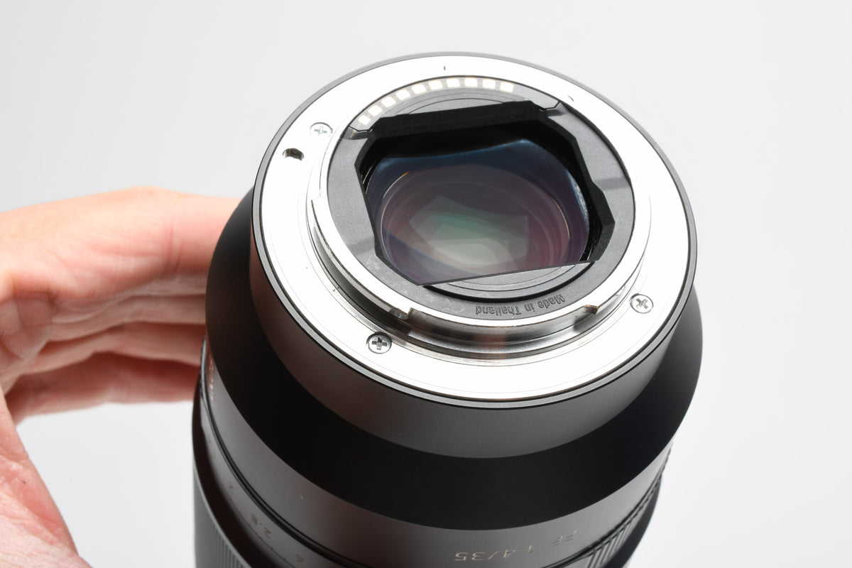 Sony Zeiss FE 35mm f1.4, Caps, Very clean and sharp!