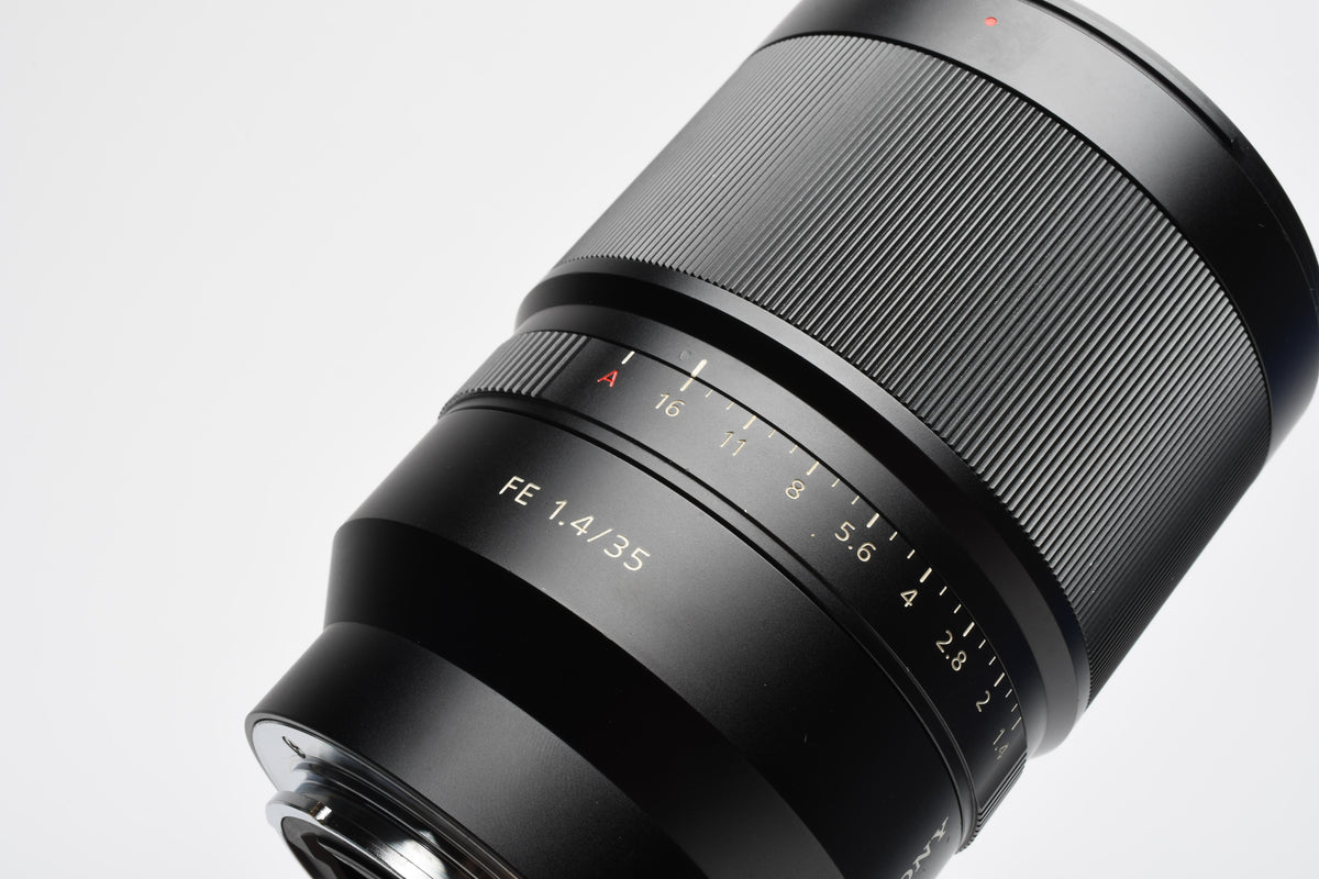 Sony Zeiss FE 35mm f1.4, Caps, Very clean and sharp!