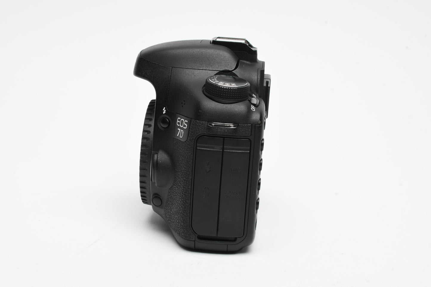 Canon EOS 7D 18MP DSLR body w/ 2 batts, charger, eyecup, 32GB CF, 14K acts!