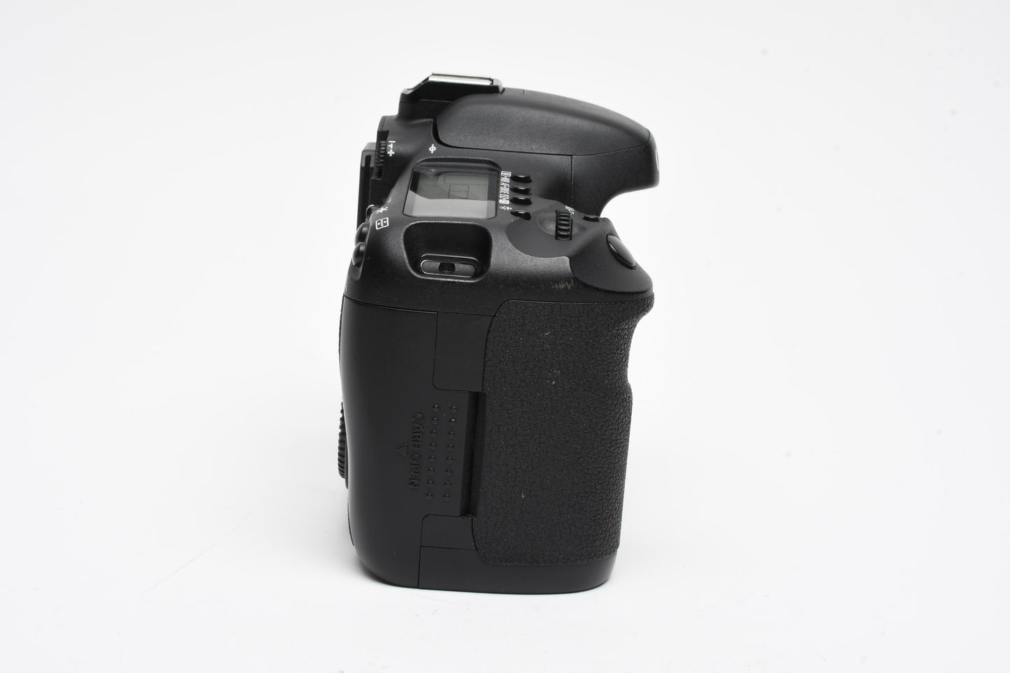 Canon EOS 7D 18MP DSLR body w/ 2 batts, charger, eyecup, 32GB CF, 14K acts!
