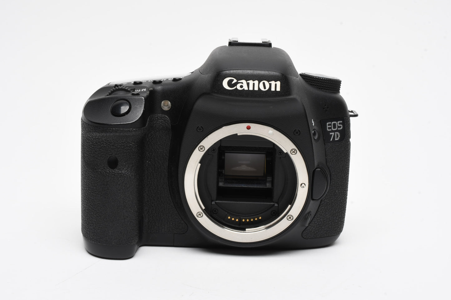 Canon EOS 7D 18MP DSLR body w/ 2 batts, charger, eyecup, 32GB CF, 14K acts!
