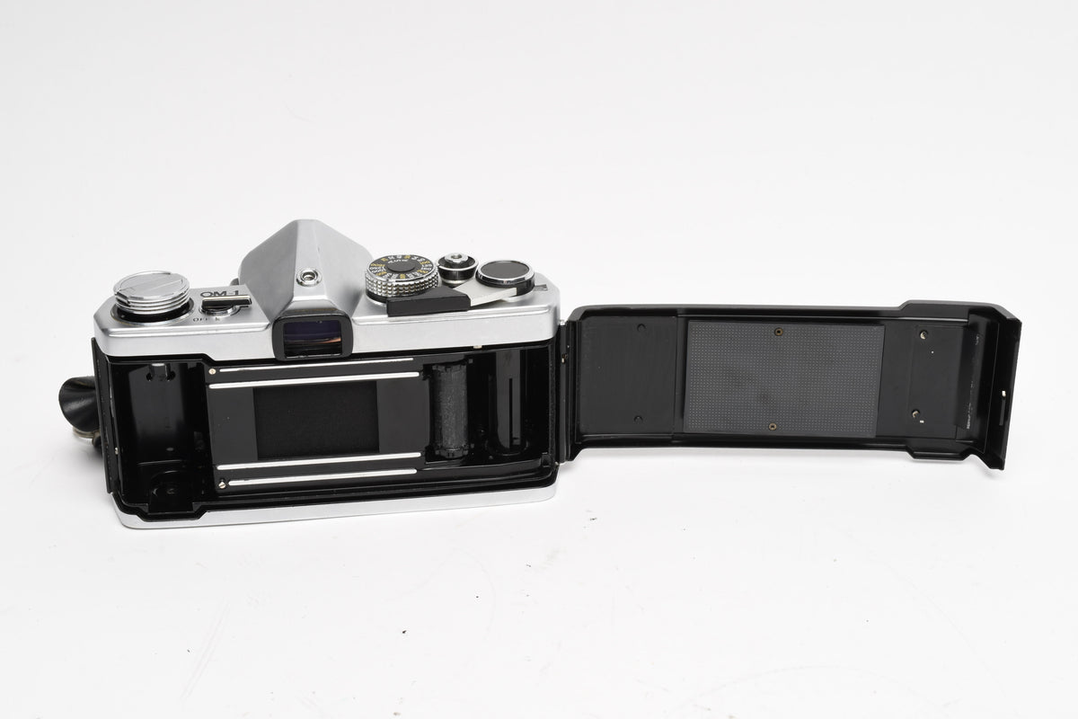 Olympus OM-1 chrome 35mm SLR w/Olympus Zuiko 50mm f/1.8 Lens