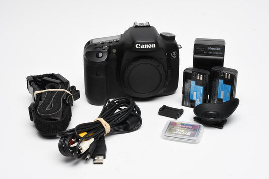 Canon EOS 7D 18MP DSLR body w/ 2 batts, charger, eyecup, 32GB CF, 14K acts!