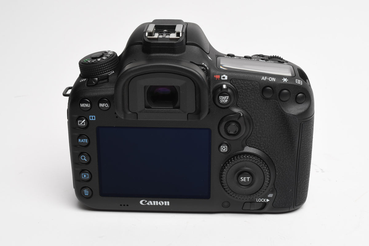 Canon EOS 7D Mark II DSLR Body w/batt, charger, Only 560 Acts!! Mint-