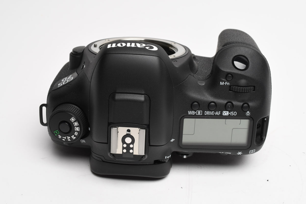 Canon EOS 7D Mark II DSLR Body w/batt, charger, Only 560 Acts!! Mint-