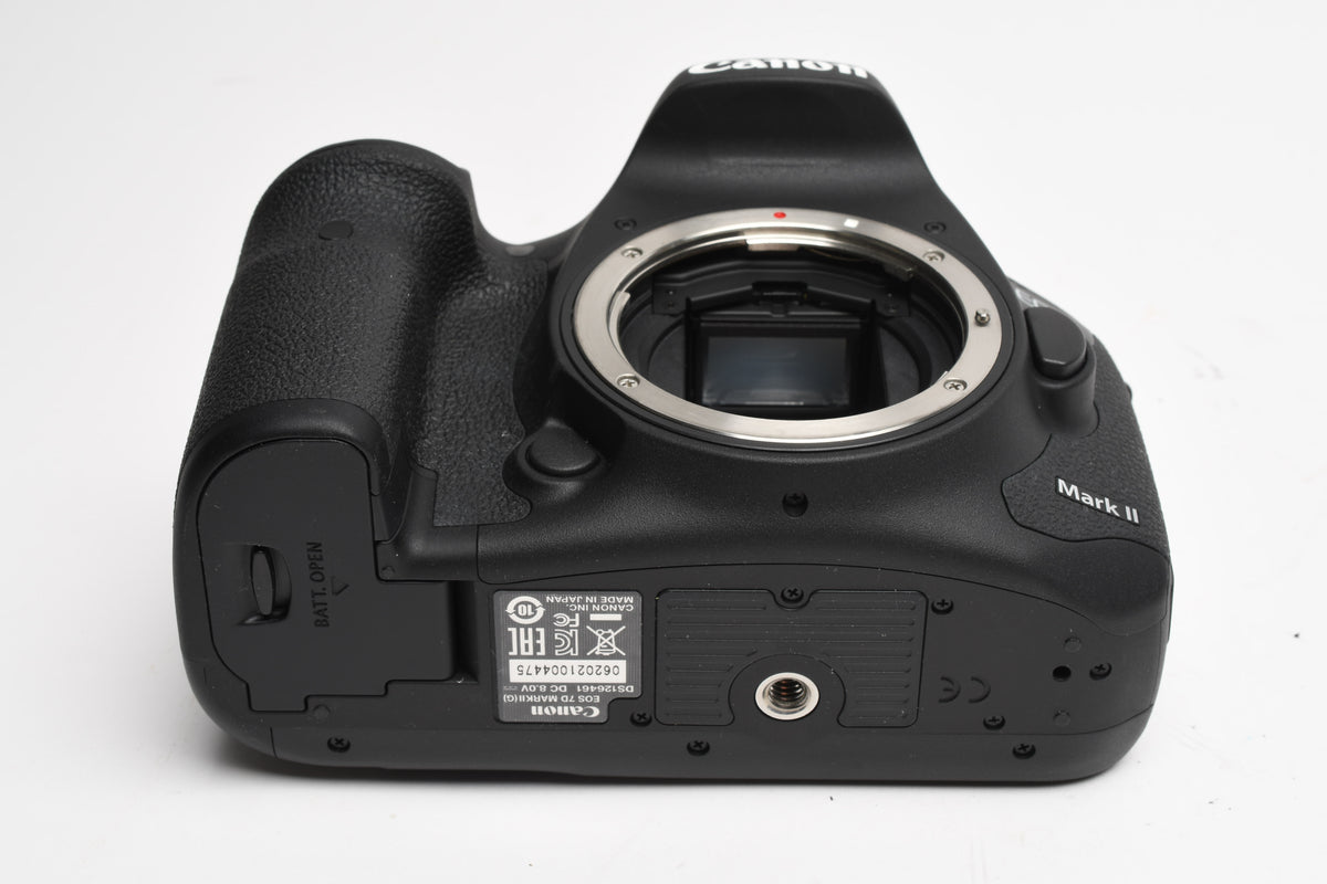 Canon EOS 7D Mark II DSLR Body w/batt, charger, Only 560 Acts!! Mint-