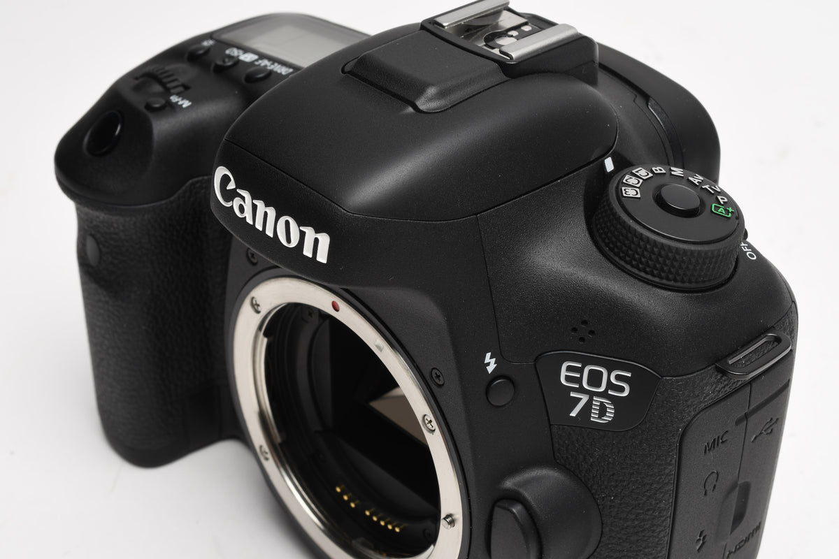 Canon EOS 7D Mark II DSLR Body w/batt, charger, Only 560 Acts!! Mint-