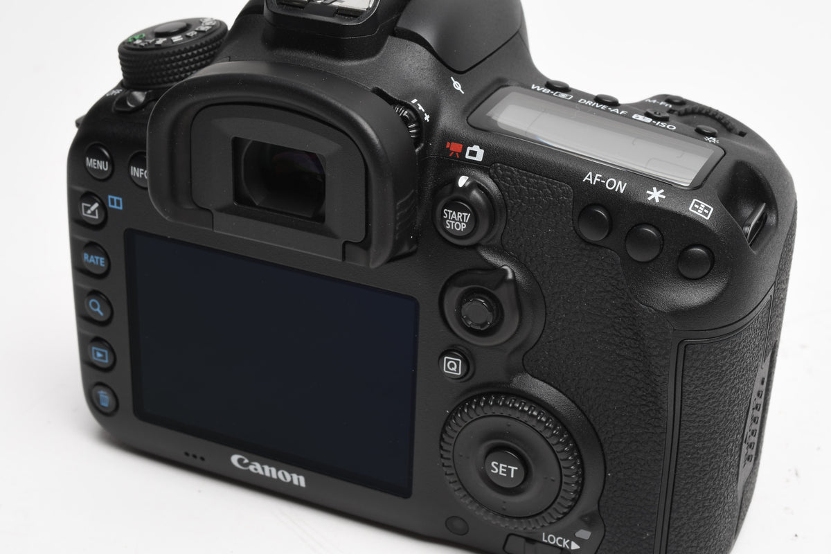 Canon EOS 7D Mark II DSLR Body w/batt, charger, Only 560 Acts!! Mint-