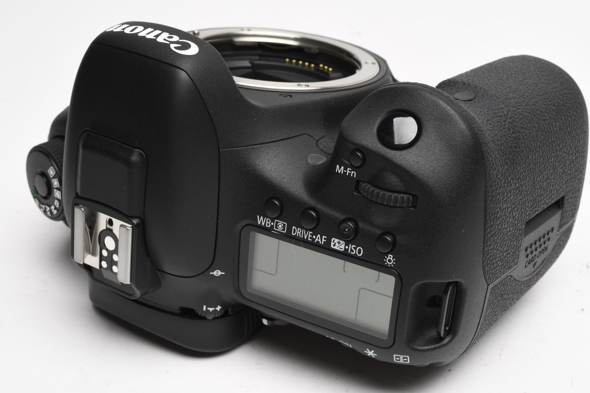 Canon EOS 7D Mark II DSLR Body w/batt, charger, Only 560 Acts!! Mint-