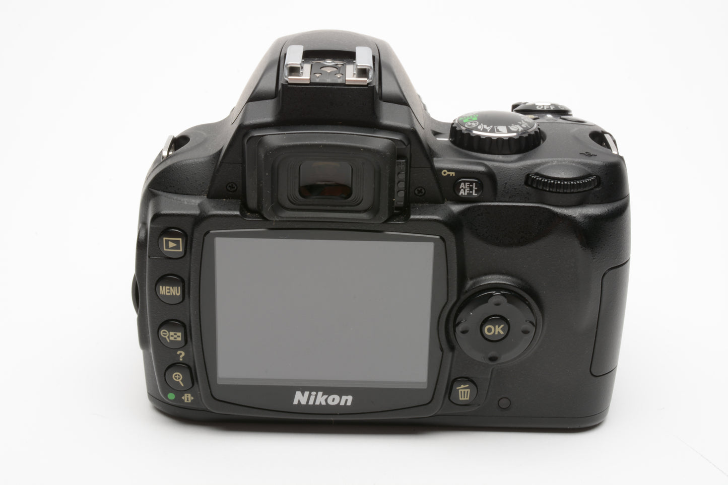 Nikon D40 DSLR body w/Nikkor 18-55mm f3.5-5.6G ED II , batt+charger, 17K Acts