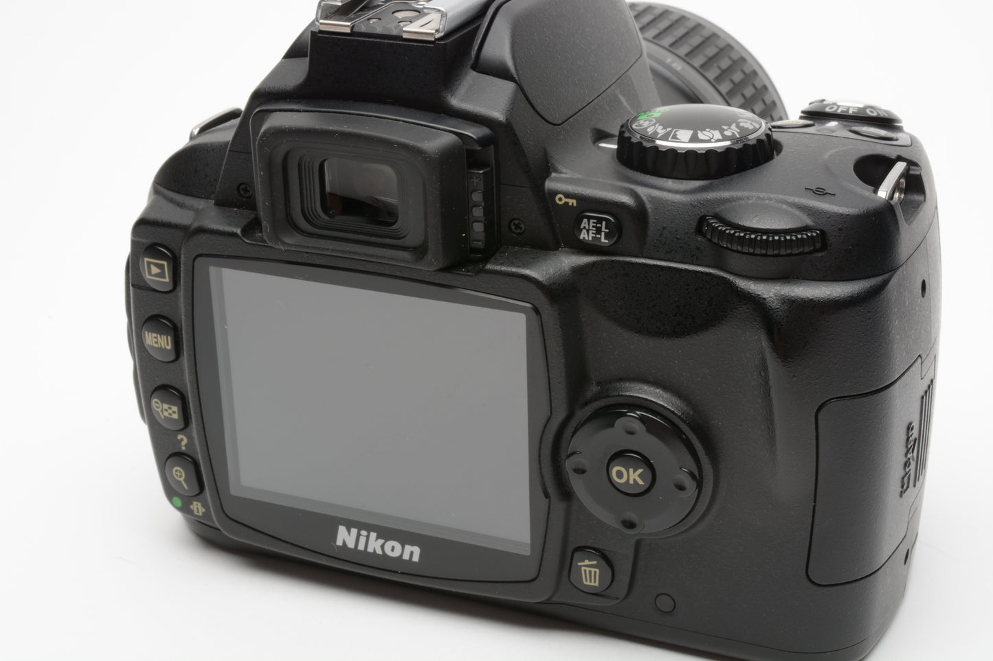 Nikon D40 DSLR body w/Nikkor 18-55mm f3.5-5.6G ED II , batt+charger, 17K Acts