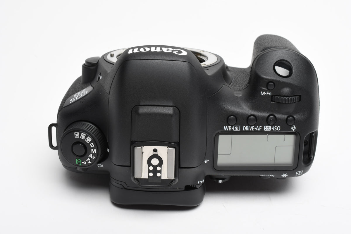 Canon EOS 7D Mark II DSLR Body w/batt, charger, Only 298 Acts!! Mint-