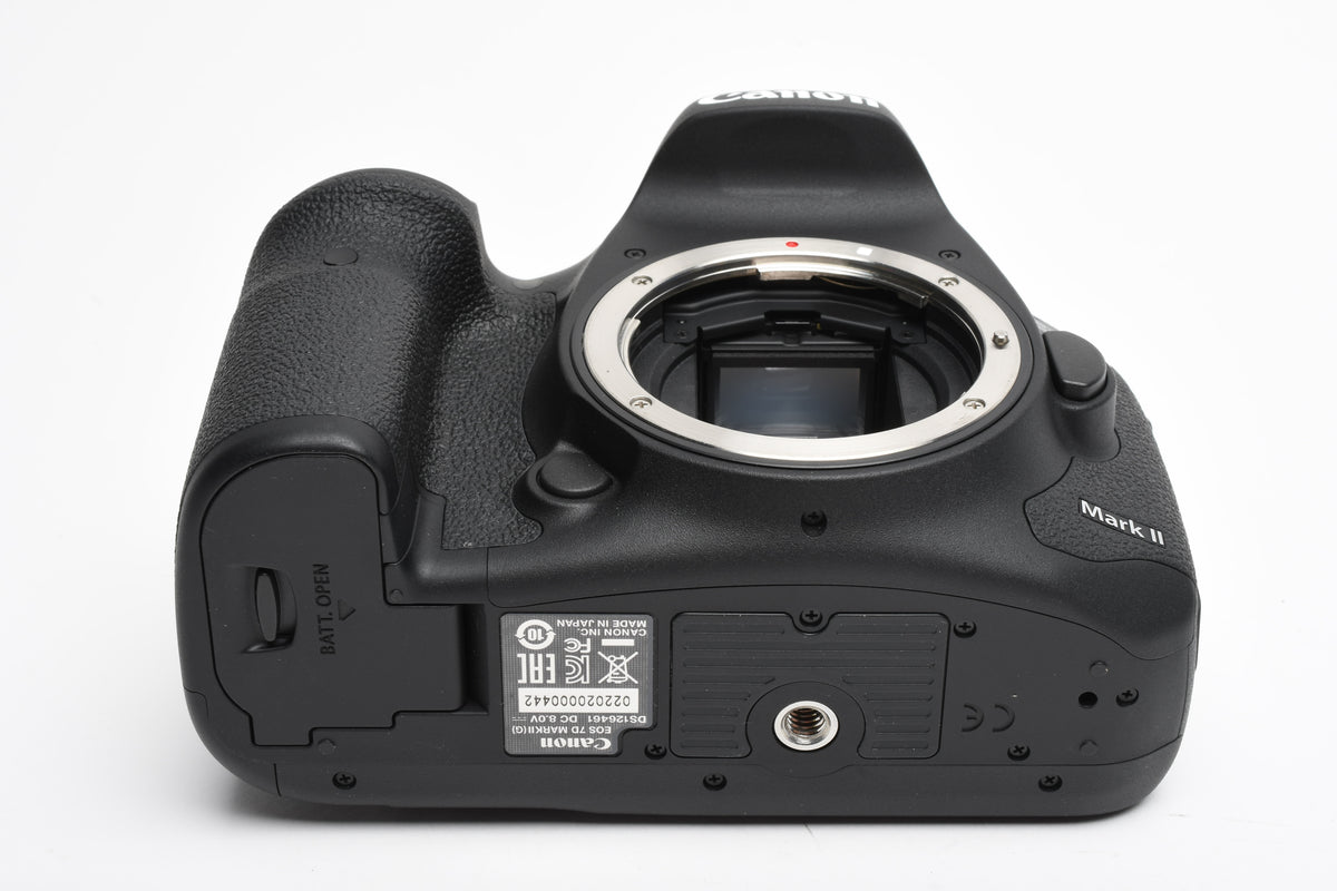 Canon EOS 7D Mark II DSLR Body w/batt, charger, Only 298 Acts!! Mint-