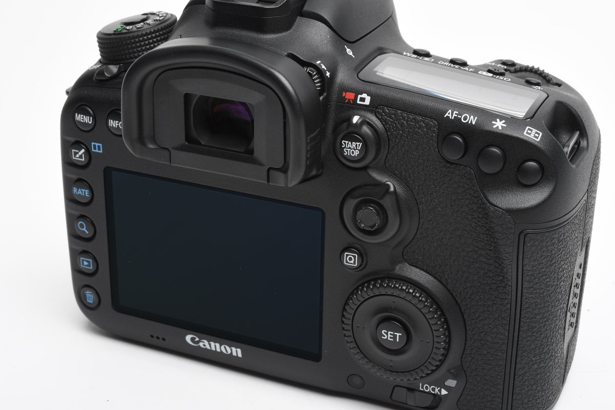 Canon EOS 7D Mark II DSLR Body w/batt, charger, Only 298 Acts!! Mint-