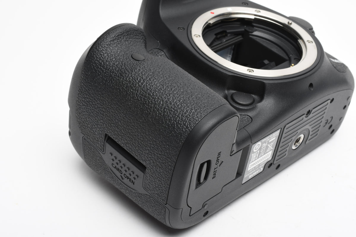 Canon EOS 7D Mark II DSLR Body w/batt, charger, Only 298 Acts!! Mint-