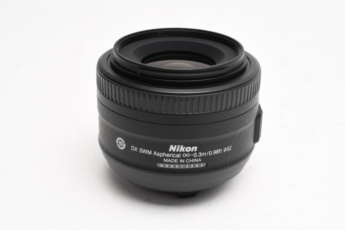 Nikon AF-S Nikkor 35mm f1.8G DX Lens w/ Hood, Pouch