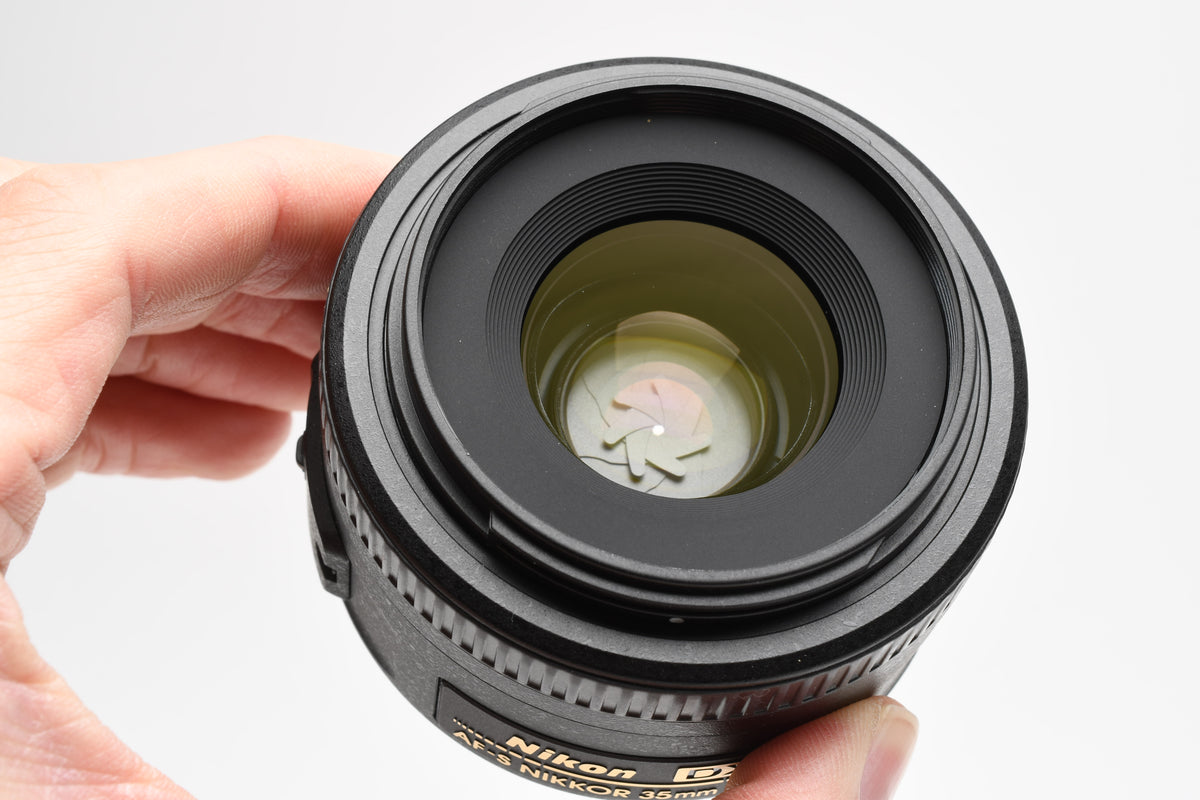 Nikon AF-S Nikkor 35mm f1.8G DX Lens w/ Hood, Pouch