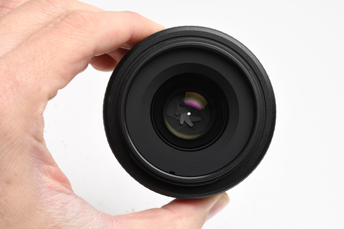 Nikon AF-S Nikkor 35mm f1.8G DX Lens w/ Hood, Pouch