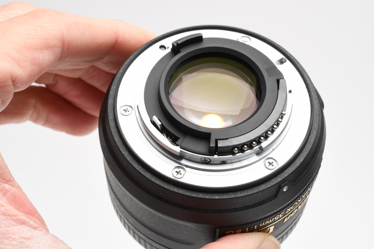 Nikon AF-S Nikkor 35mm f1.8G DX Lens w/ Hood, Pouch