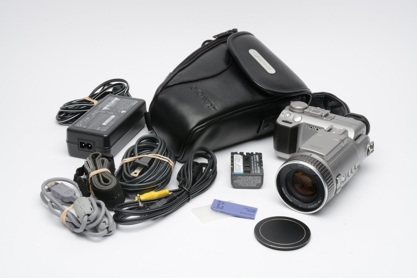 Sony DSC-F707 5MP Digital Point&Shoot bundle, case, batt, charger, stick, tested