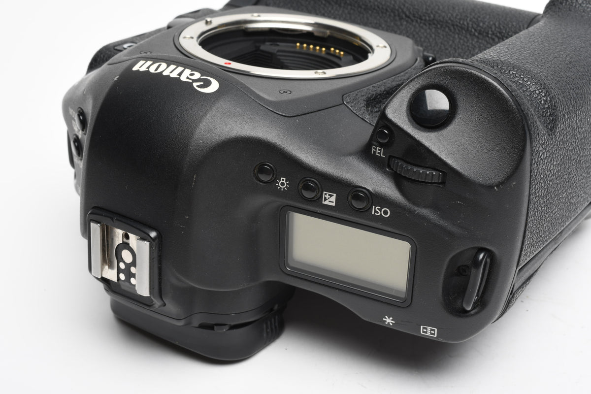 Canon EOS 1D Mark IV w/2Batts, charger, manual, Only 28K Acts!