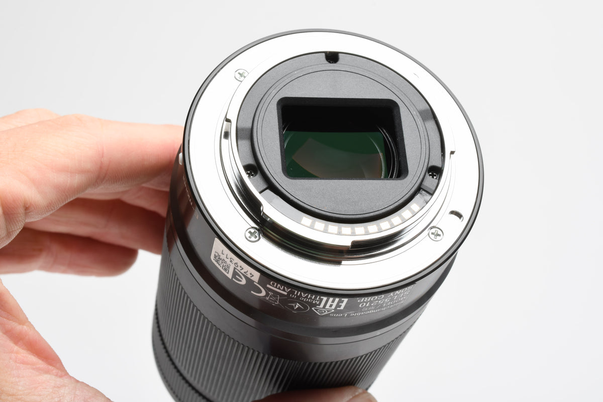 Sony 55-210mm f4.5-6.3 OSS zoom lens (Black) w/Lens caps, Lens hood