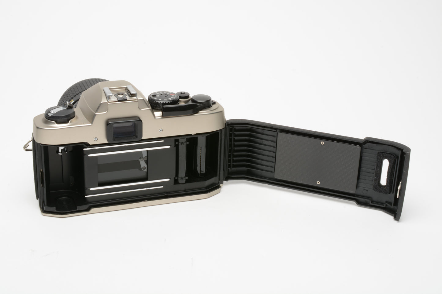 Nikon FM-10 35mm SLR w/35-70mm f3.5-4.8 zoom lens, cap+strap+case, Clean!