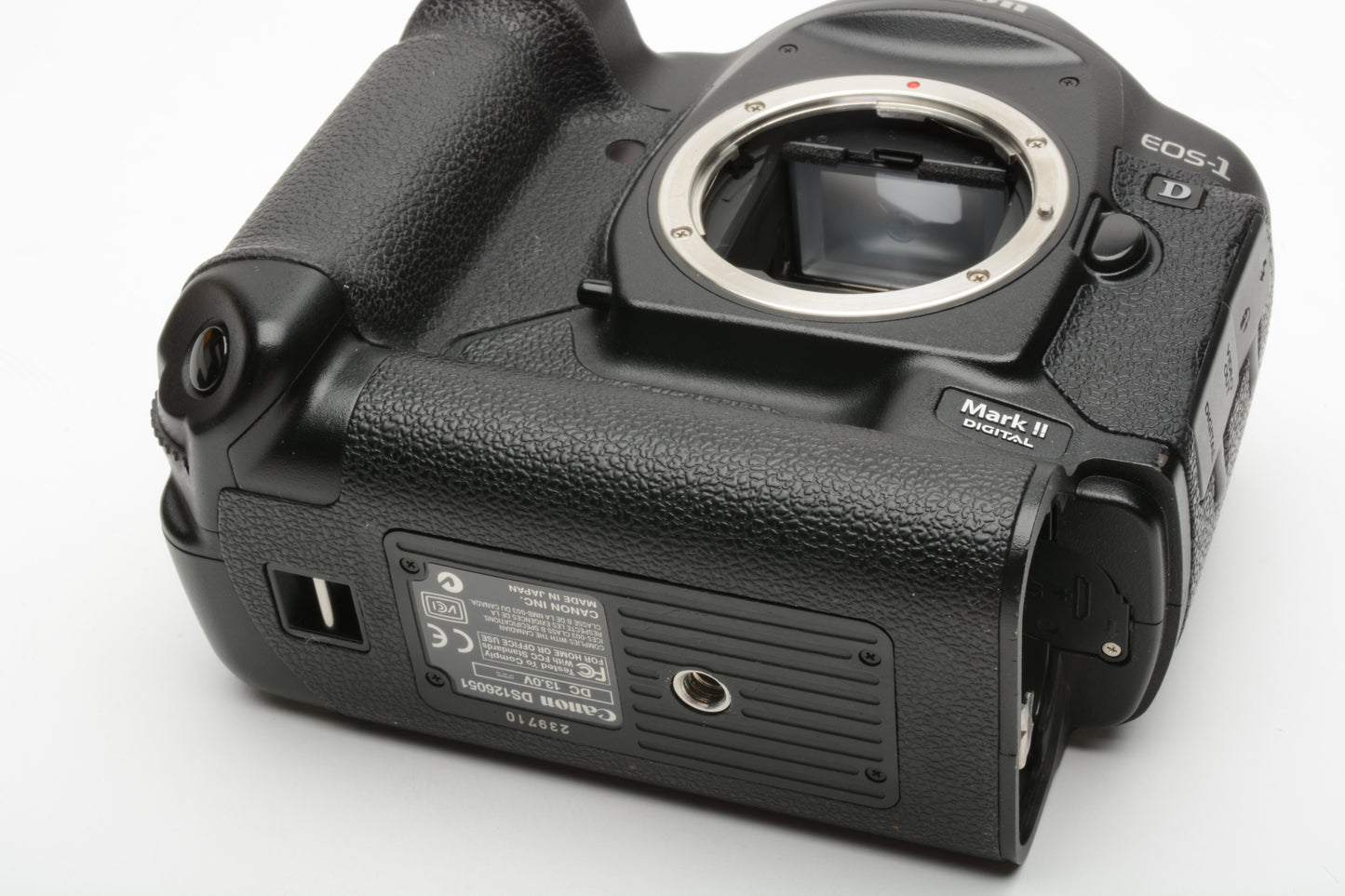 Canon EOS-1D Mark II DSLR Camera Body, batt, AC adapter charger, VERY clean