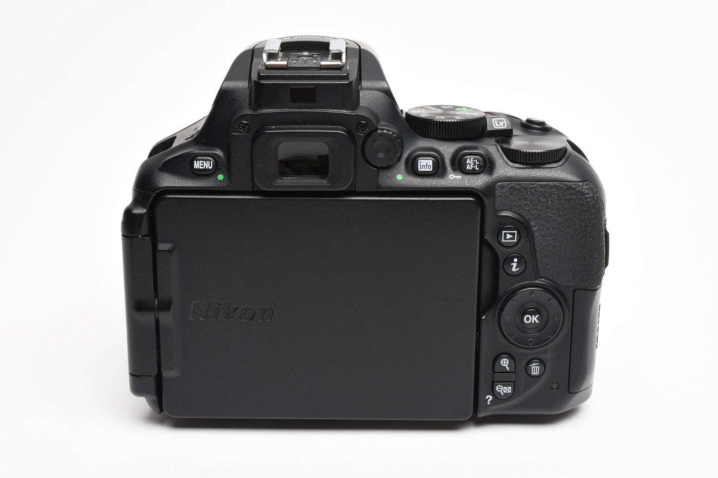 Nikon D5600 DSLR w/18-55mm VR zoom, batt+charger+strap, Only 3000 Acts!