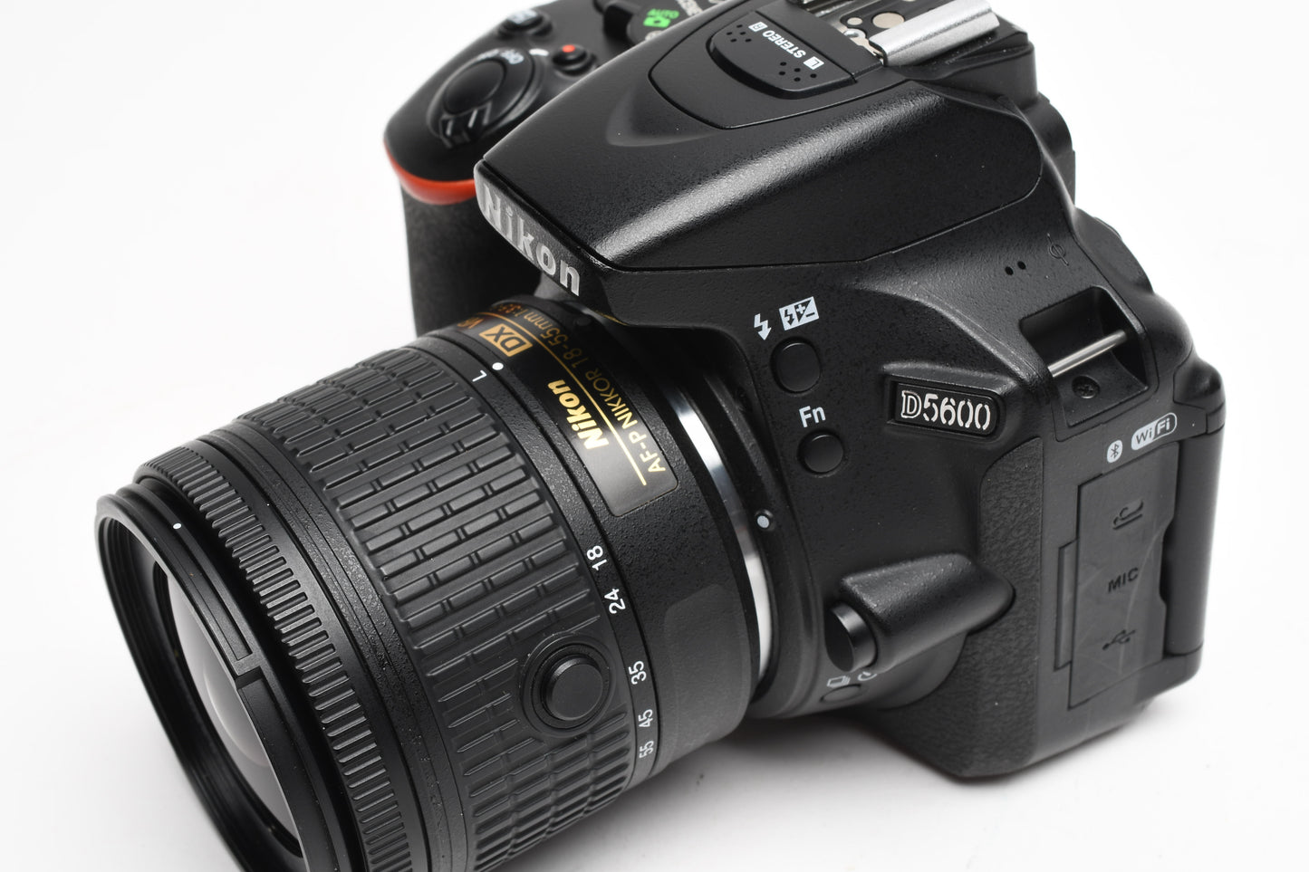Nikon D5600 DSLR w/18-55mm VR zoom, batt+charger+strap, Only 3000 Acts!