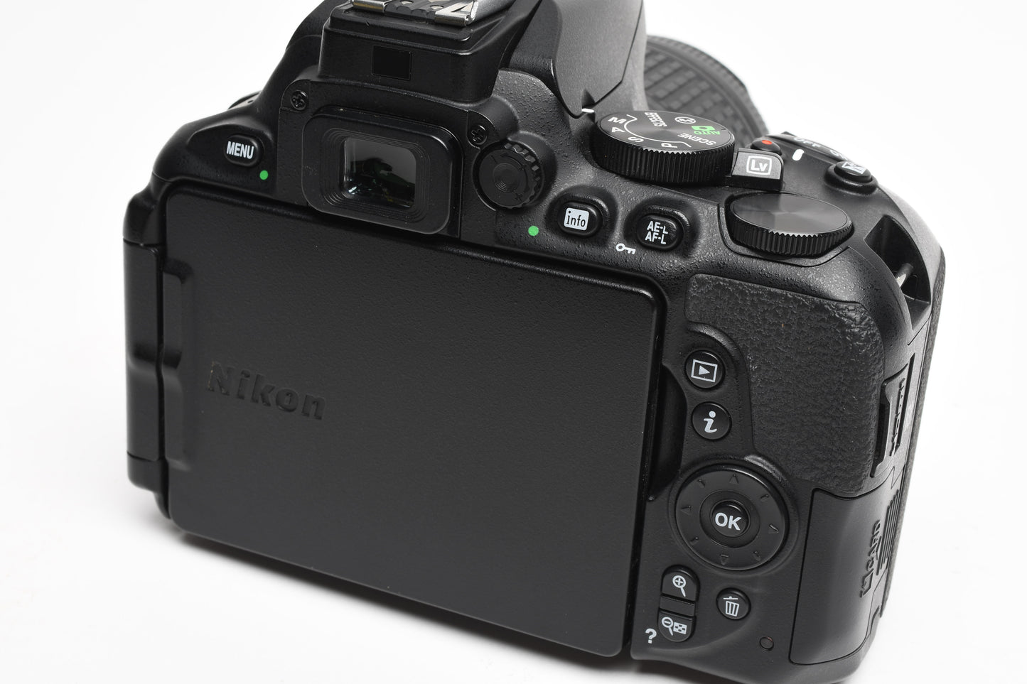 Nikon D5600 DSLR w/18-55mm VR zoom, batt+charger+strap, Only 3000 Acts!