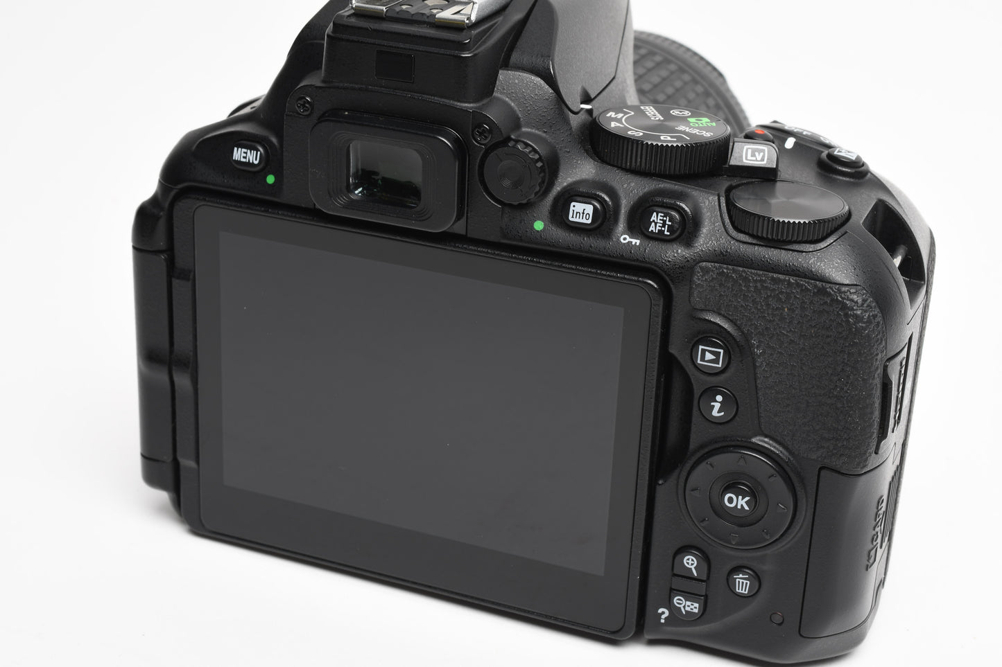 Nikon D5600 DSLR w/18-55mm VR zoom, batt+charger+strap, Only 3000 Acts!
