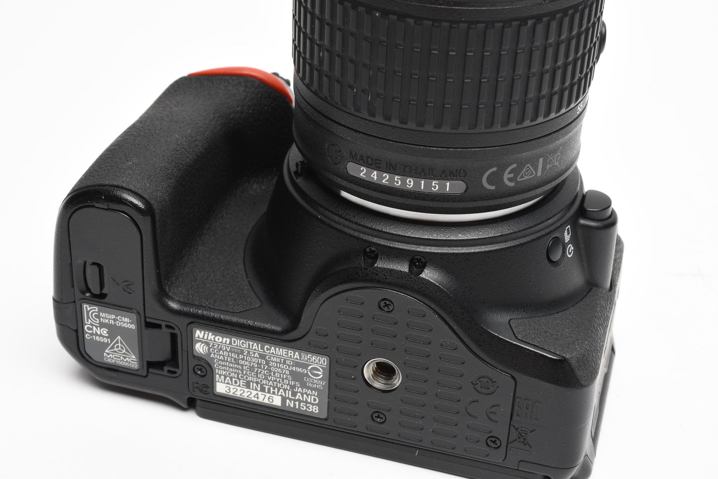 Nikon D5600 DSLR w/18-55mm VR zoom, batt+charger+strap, Only 3000 Acts!