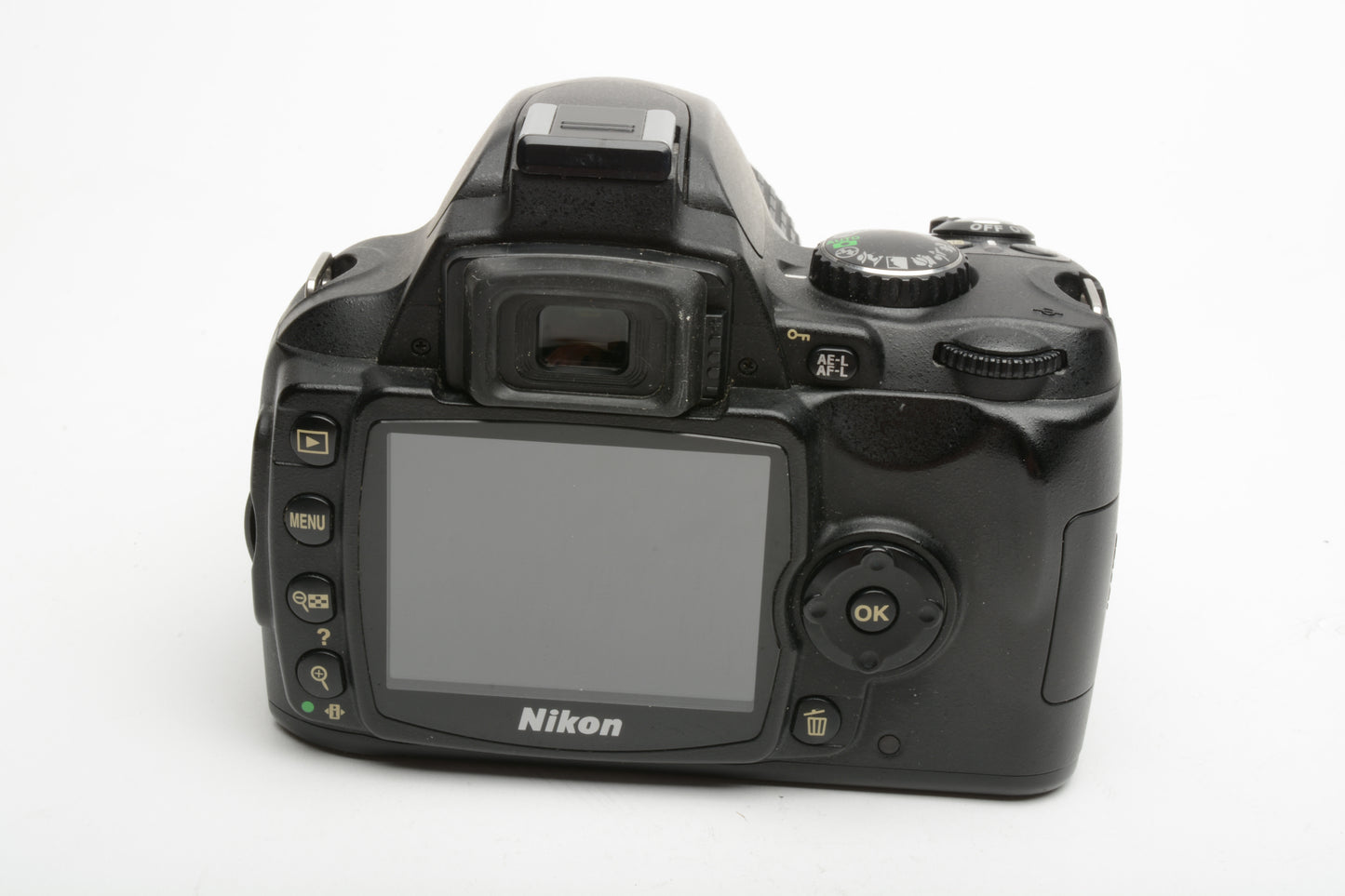 Nikon D40 DSLR body w/Nikkor 18-55mm f3.5-5.6G II ED, batt+charger, 4554 Acts