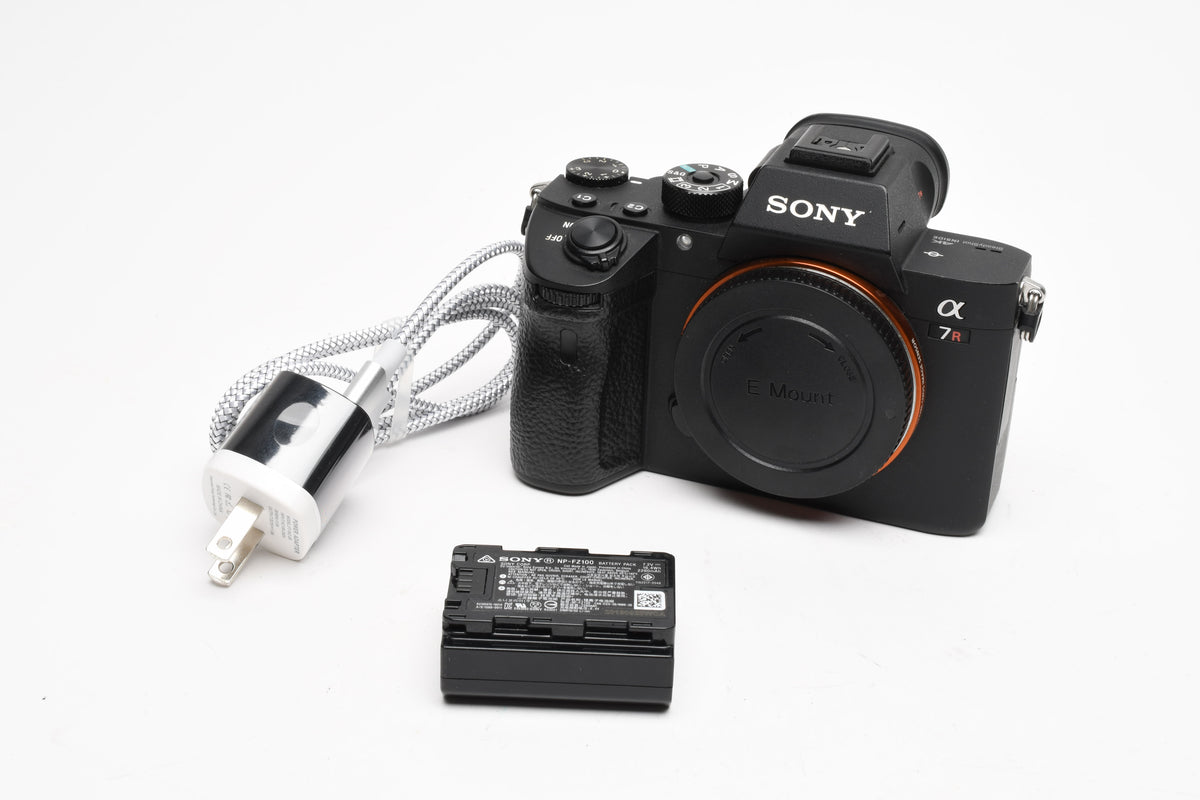 Sony A7R III Mirrorless Body, batt+charger, 9496 Acts, *Read