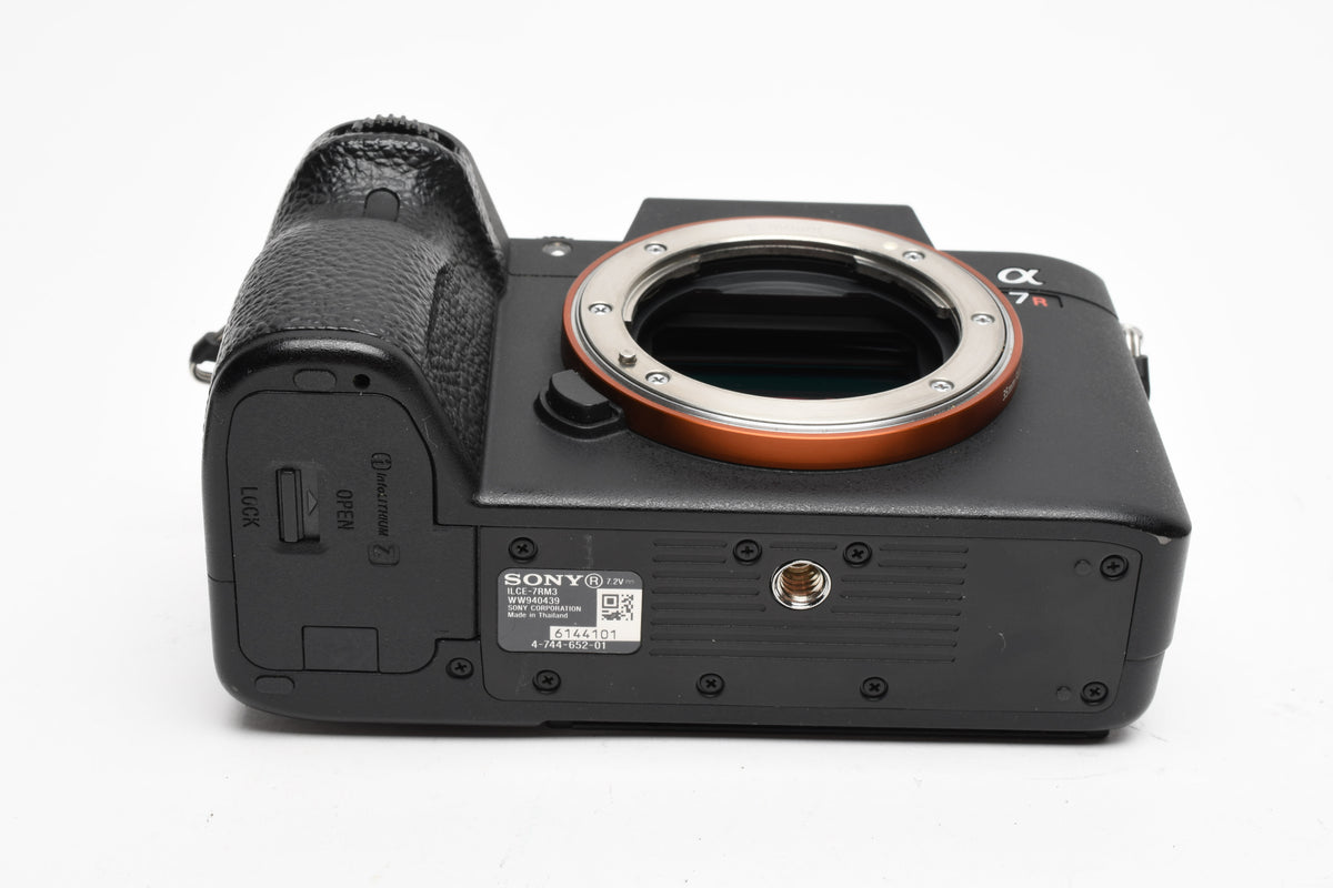 Sony A7R III Mirrorless Body, batt+charger, 9496 Acts, *Read