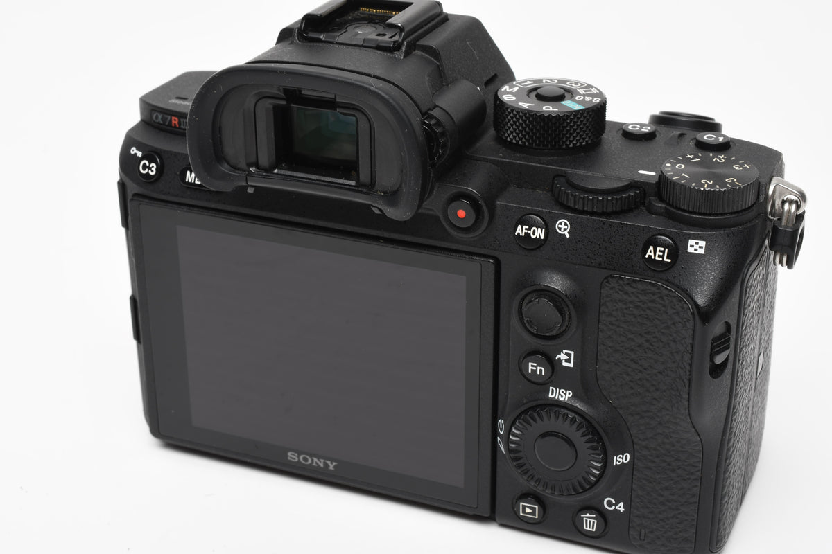 Sony A7R III Mirrorless Body, batt+charger, 9496 Acts, *Read