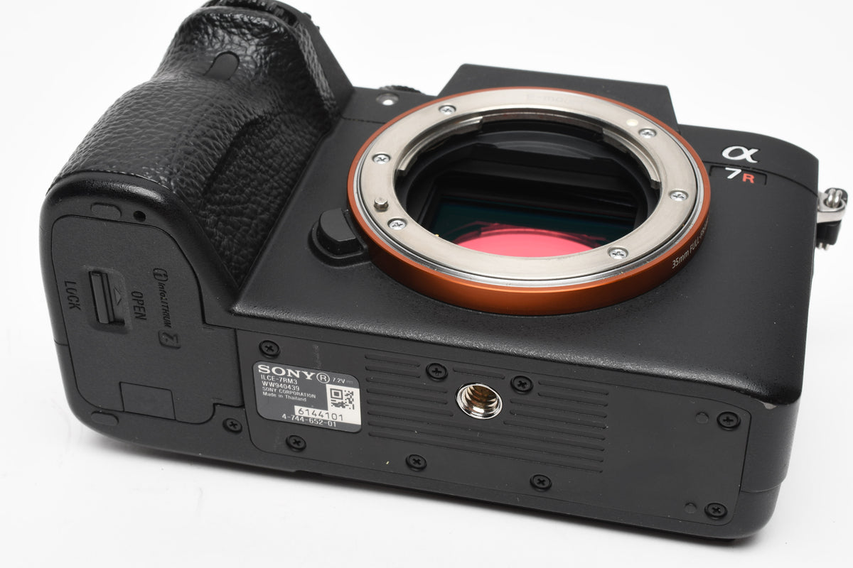 Sony A7R III Mirrorless Body, batt+charger, 9496 Acts, *Read