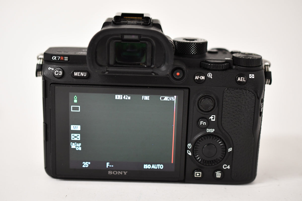 Sony A7R III Mirrorless Body, batt+charger, 9496 Acts, *Read