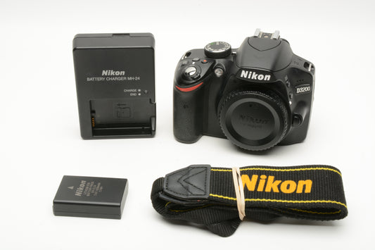 Nikon D3200 DSLR Body, batt+charger+strap 10,587 Acts, Tested