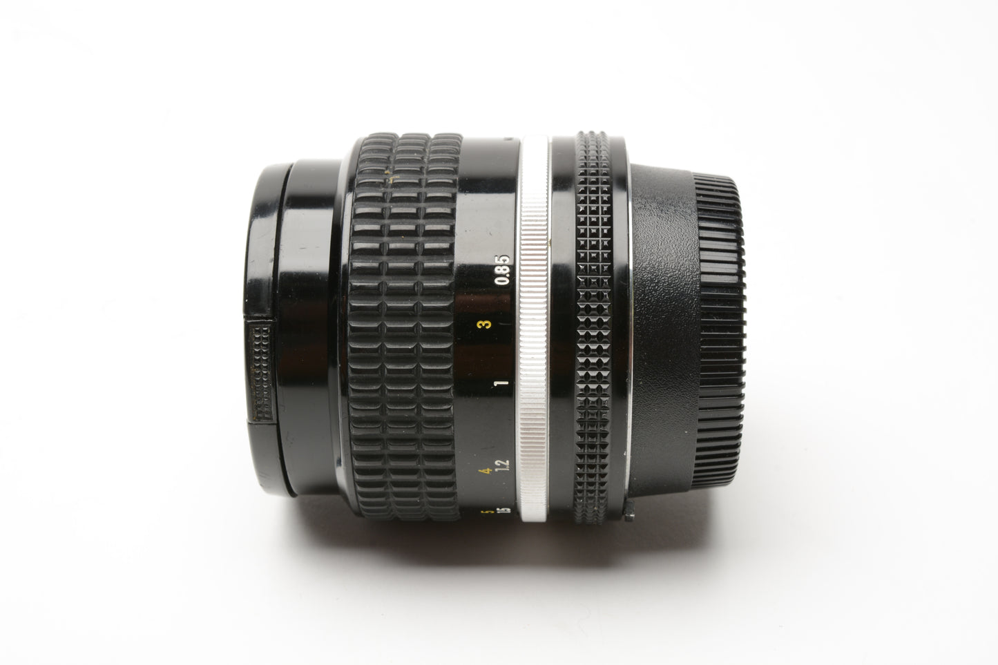 Nikon Nikkor 85mm f2 AI-S prime lens w/Caps, Sharp!