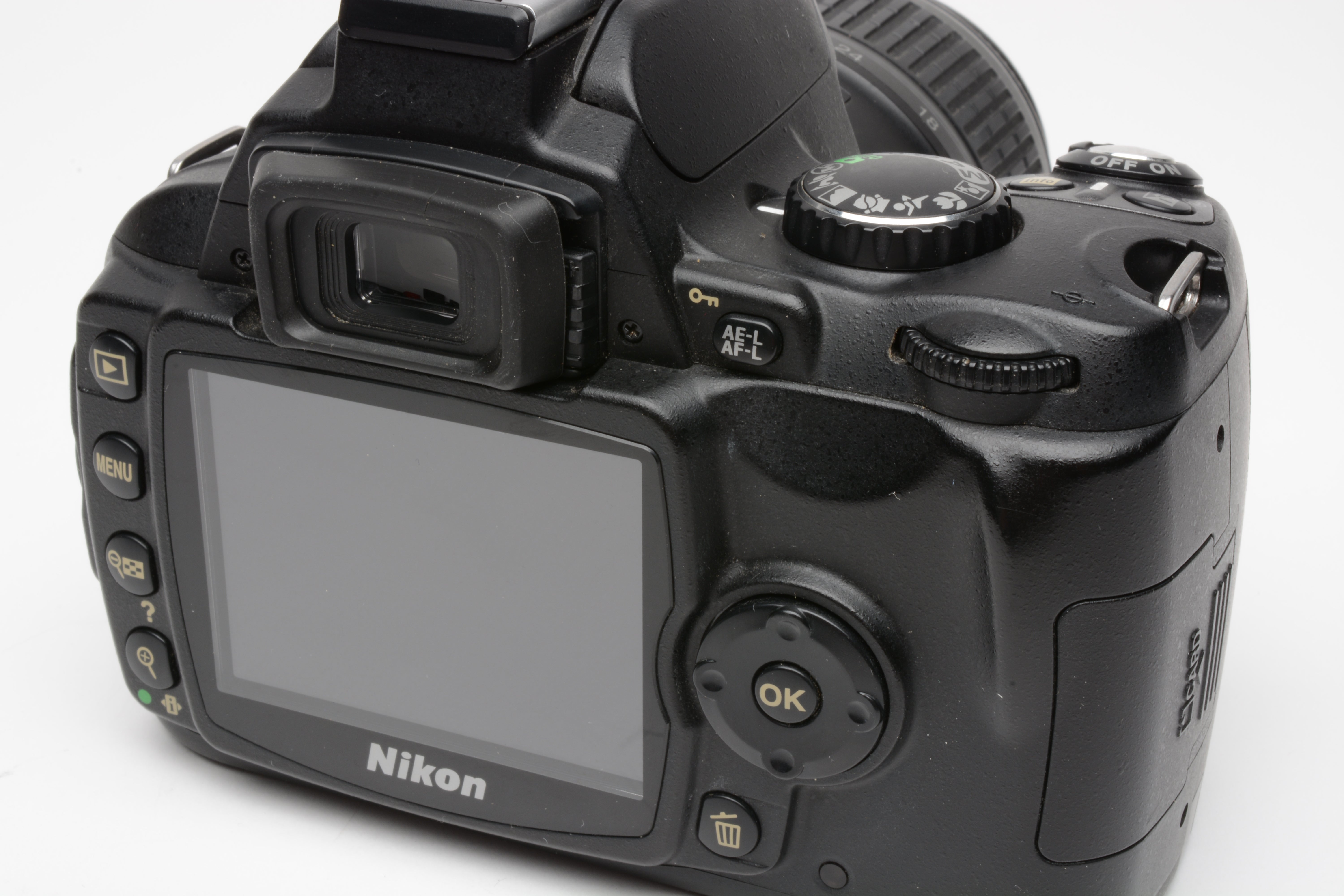 Nikon D40 DSLR body w/Nikkor 18-55mm f3.5-5.6G ED II , batt+charger Only  5714 Acts!